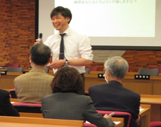 対話をしながら授業を進める和准教授