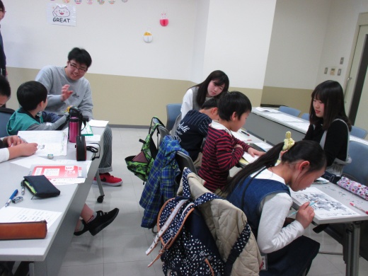 学習を支援する学生たち