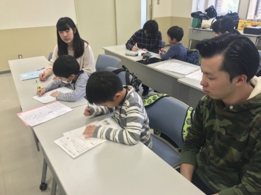 子どもたちを見守る