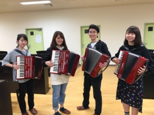 4人で楽しく練習　　