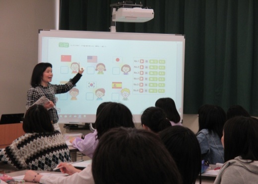 デジタル教科書を使って教える伊勢准教授