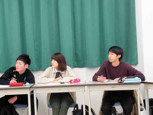 先生方のお話を熱心に聞く学生たち