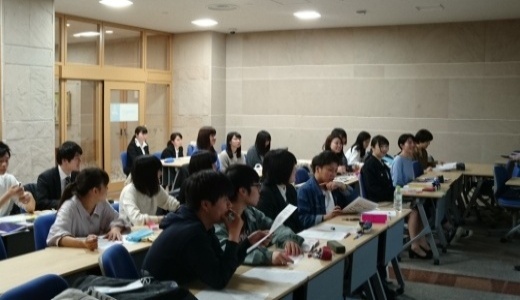 熱心に学ぶ学生たち