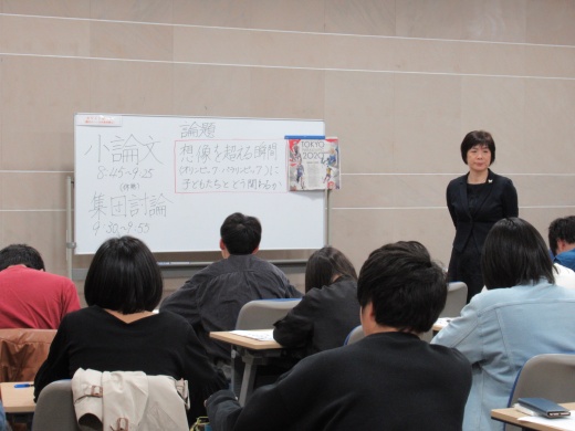 集中して小論文作成に取り組む