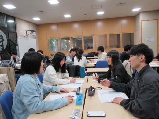 学年の垣根を越えて討論