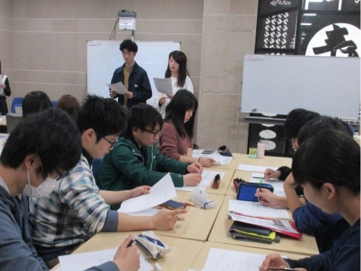 係分担について話し合う学生たち