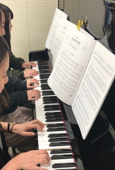 タイミングを合わせながら同時に演奏しました