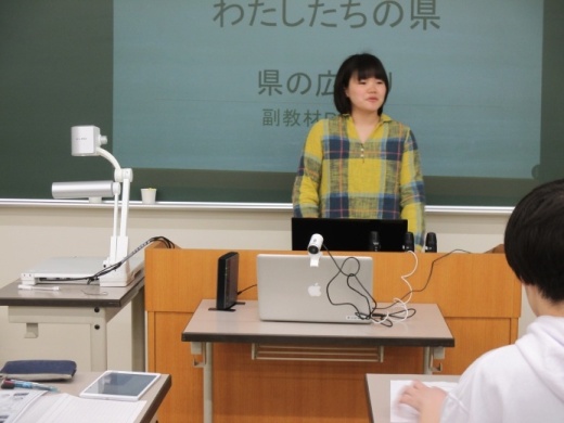 電子黒板を使って授業を行う伊藤さん