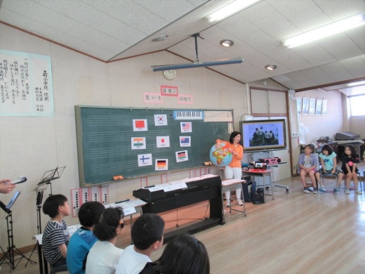 地球儀で国を確認し、Let’s go!  