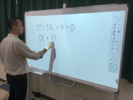 指導者と電子黒板の例