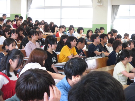 熱心に話を聞く学生　　　　　　　　　　　