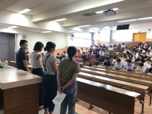 学生の質問に答える
