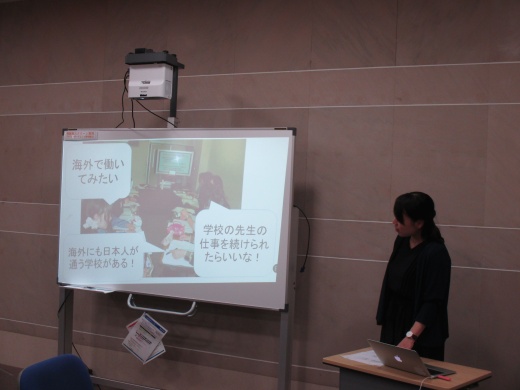 日本人学校について語る馬場さん　　　　　　　　　