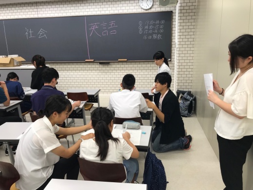 個別に手厚くサポートをする学生たち