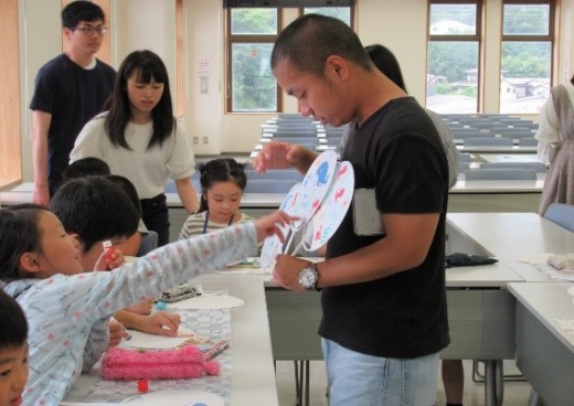 好きな海の生き物を選んでうちわ作り
