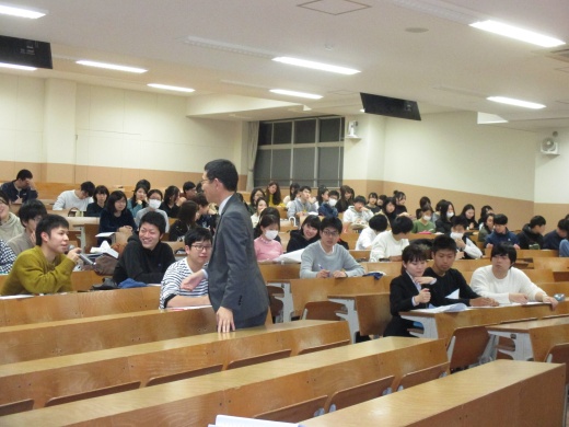 対話を通して学ぶ学生たち
