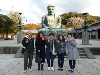 鎌倉大仏（高徳院）の前にて