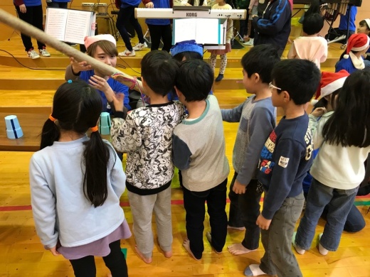 「楽器体験コーナー」でレインステシックに触れる子どもたち