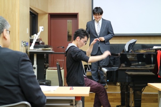 現代音楽の課題をその場で演奏するゼミ学生