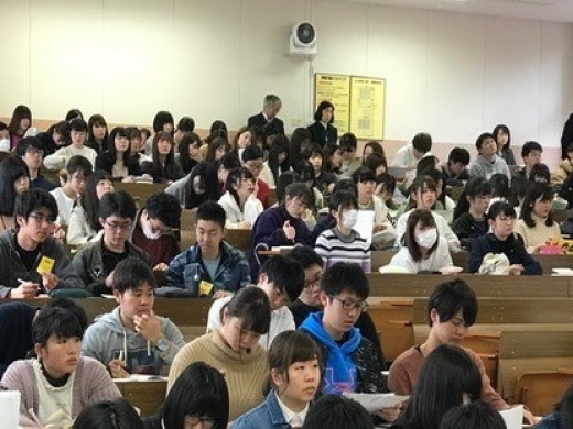 熱心に話を聞く学生たち