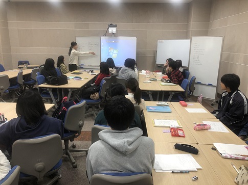グループ代表者による発表を真剣に聞き入る学生たち