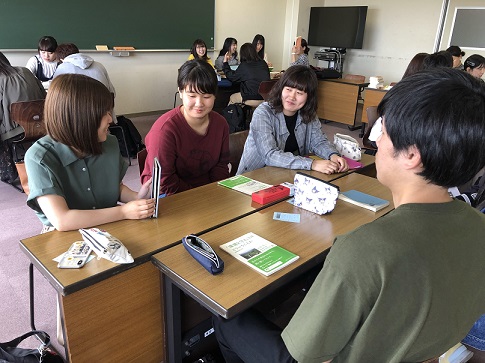 順番に発表をしていく学生