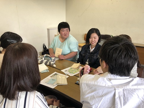 各々の読んだ本に対する質疑を行う様子