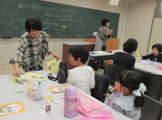 子どもたちへのサポートを行う学生