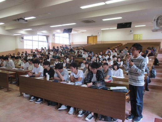 積極的に質問を行う学生