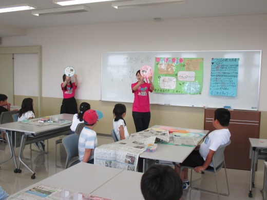 学生の説明を聞く子どもたち　