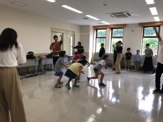 クロスゲームを楽しむ子どもたち