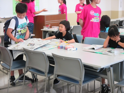 教室に入ってすぐに新聞に目を通す子どもたち