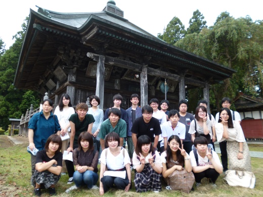 双林寺の薬師堂（瑠璃殿）前にて