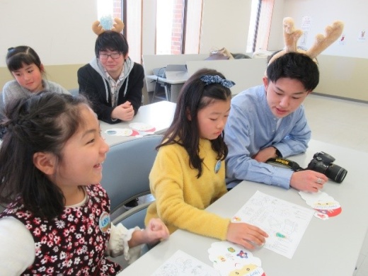 Bongo! 　オリジナルクリスマスブーツを大学生と一緒に協力して作る様子