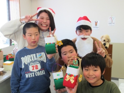 Christmas Boots 完成！　今日作ったものを持ち全体で集合写真を撮る様子
