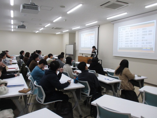 先輩の話に熱心に聞き入る後輩たち　