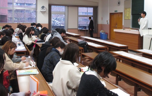 先輩の話を聞く