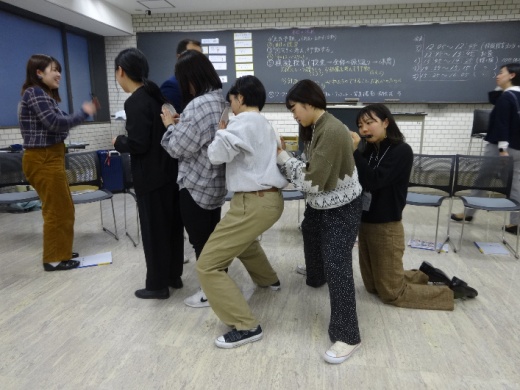 互いの背中に貼った皿に､感謝の言葉を記入しました