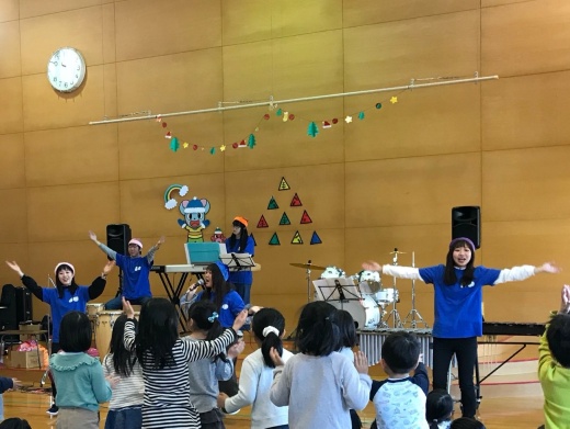 ２年「パプリカ」に合わせて、ダンスを踊りました