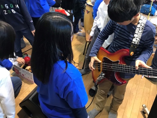  楽器体験で、子どもたちは様々な楽器を楽しんでいました