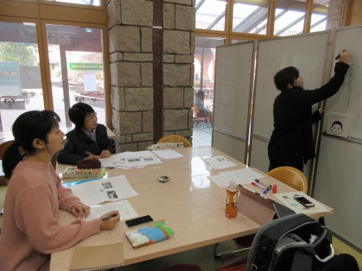 「せんそうとへいわ」模擬授業のようす