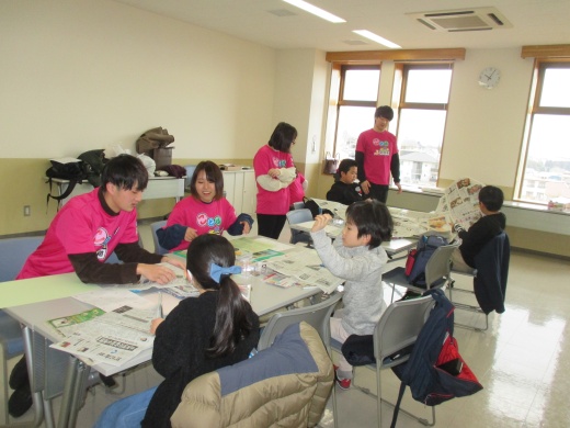 新聞からたくさんの言葉を見つける子どもたち