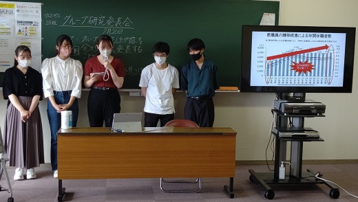 　研究内容の発表を行う