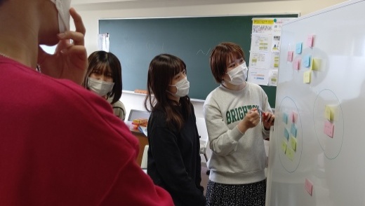 KJ法で意見を出し合う