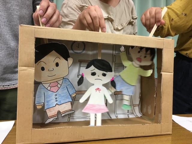 作成した紙人形劇の実演