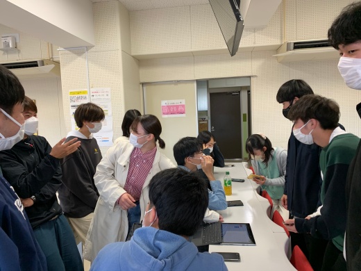 説明会終了後の交流風景