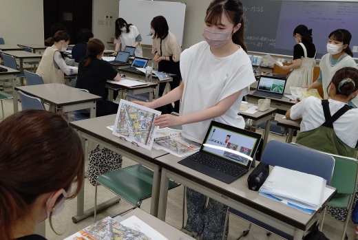 紙媒体の資料も提示