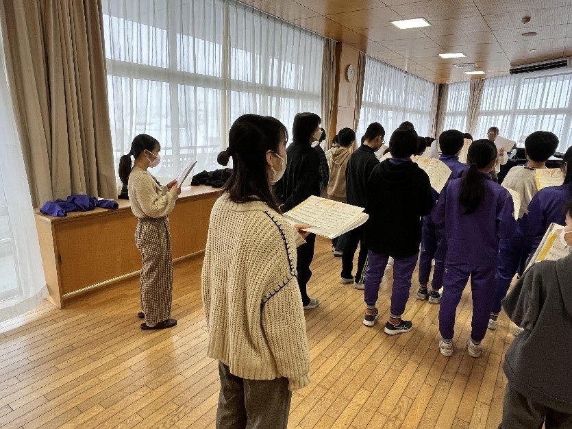 後ろから声でサポートを行うゼミ生