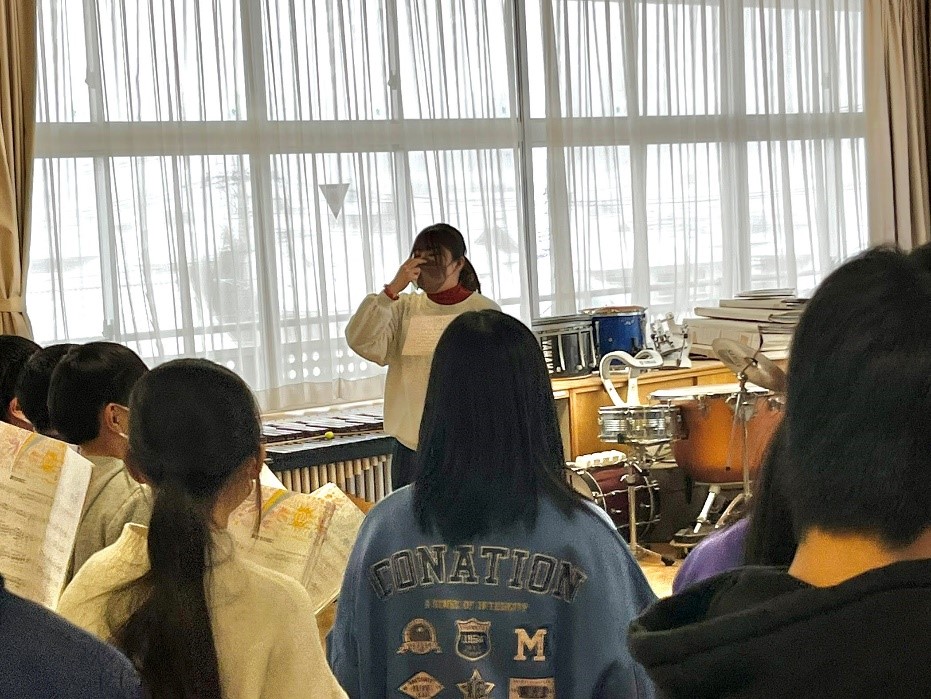 前で音とりの指導を行う様子