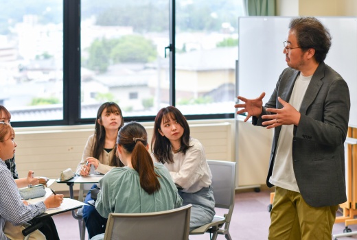 上村裕樹准教授（初等教育専攻・幼保コース担当）